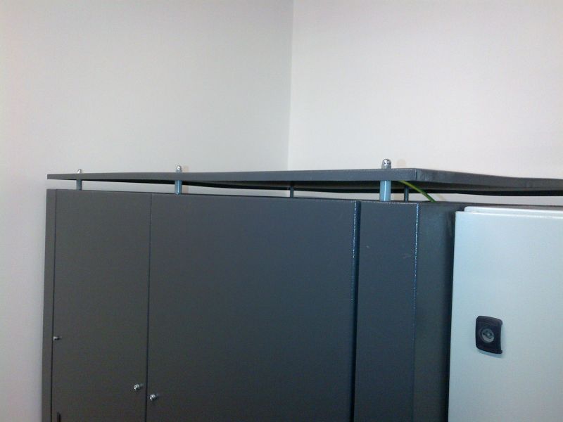 Site equipment cabinets and surrounding installation